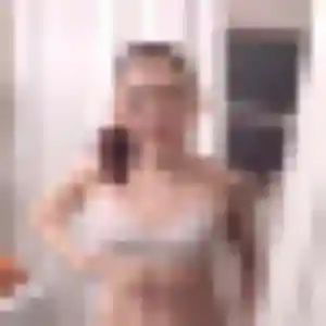 Zélie (24 ans) à Bron attend une rencontre ce soir